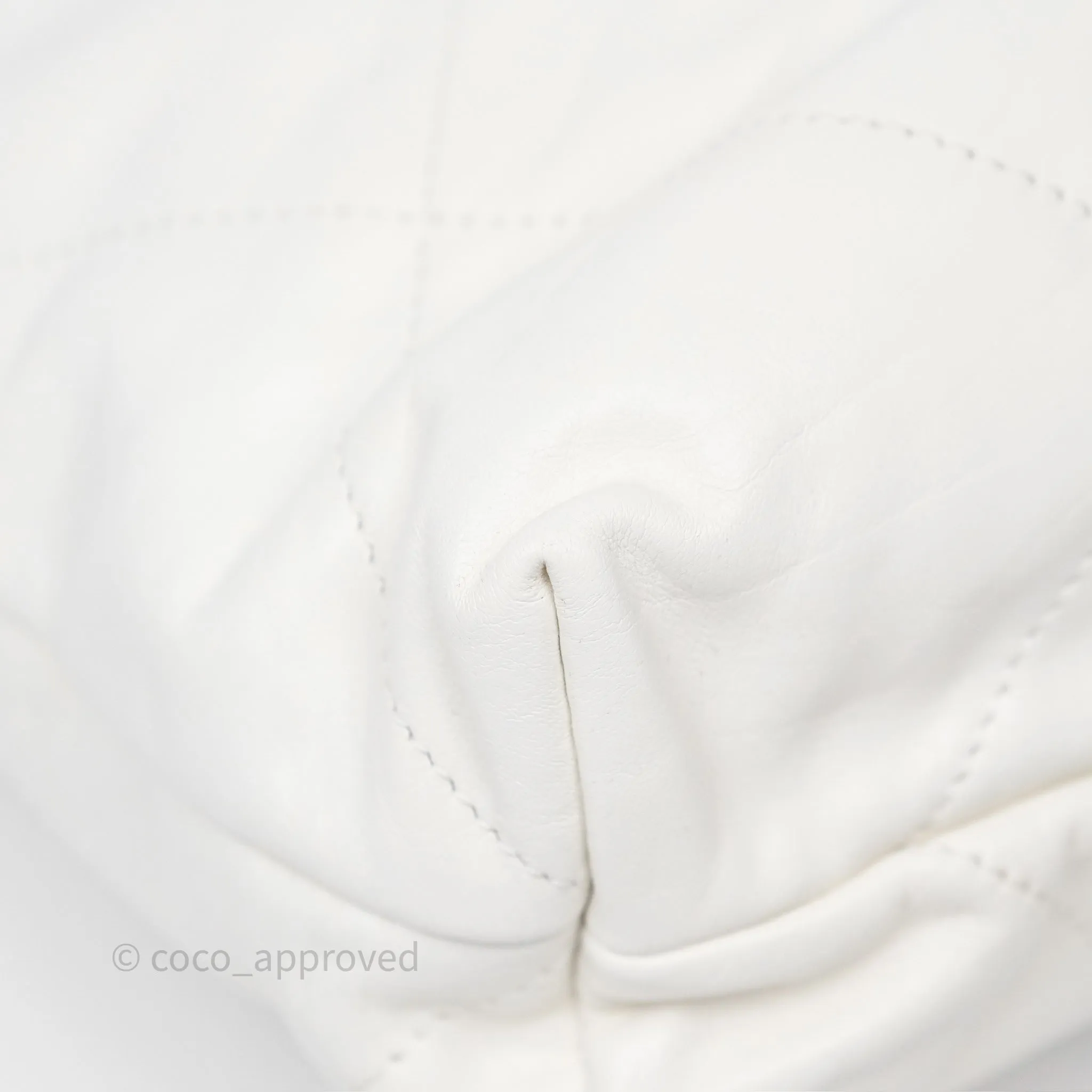 Chanel 22 Medium White Shiny Crumpled Calfskin Aged Gold Hardware