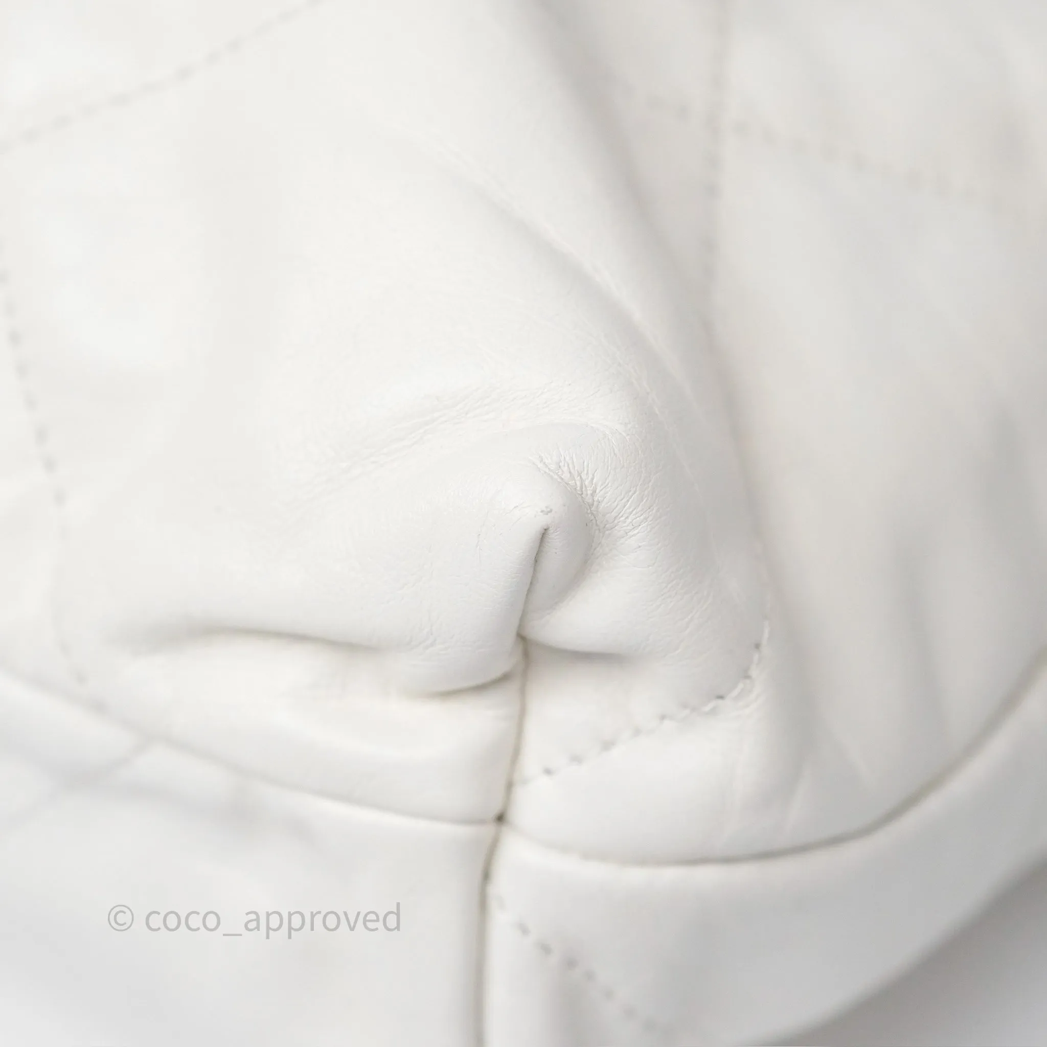 Chanel 22 Medium White Shiny Crumpled Calfskin Aged Gold Hardware