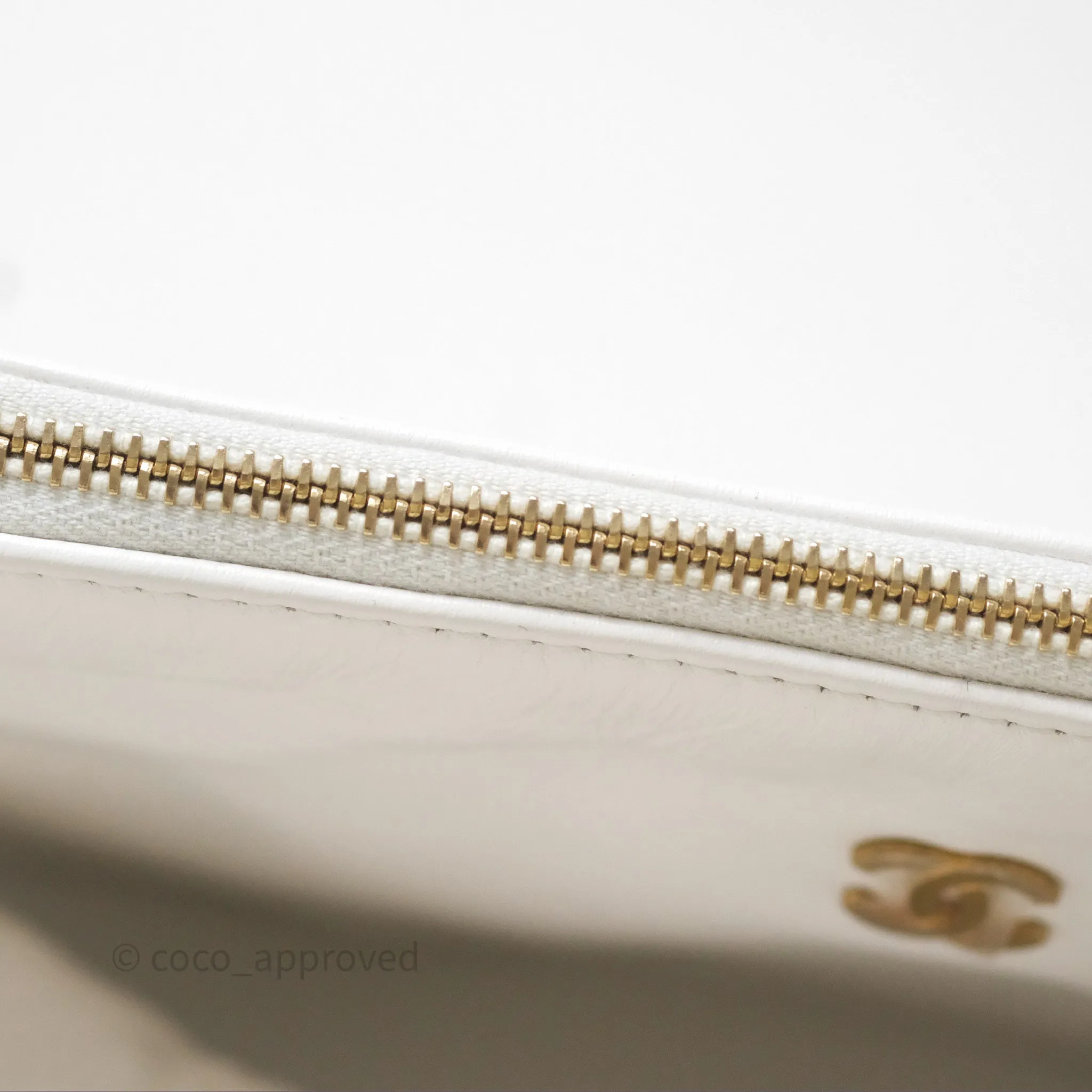 Chanel 22 Medium White Shiny Crumpled Calfskin Aged Gold Hardware