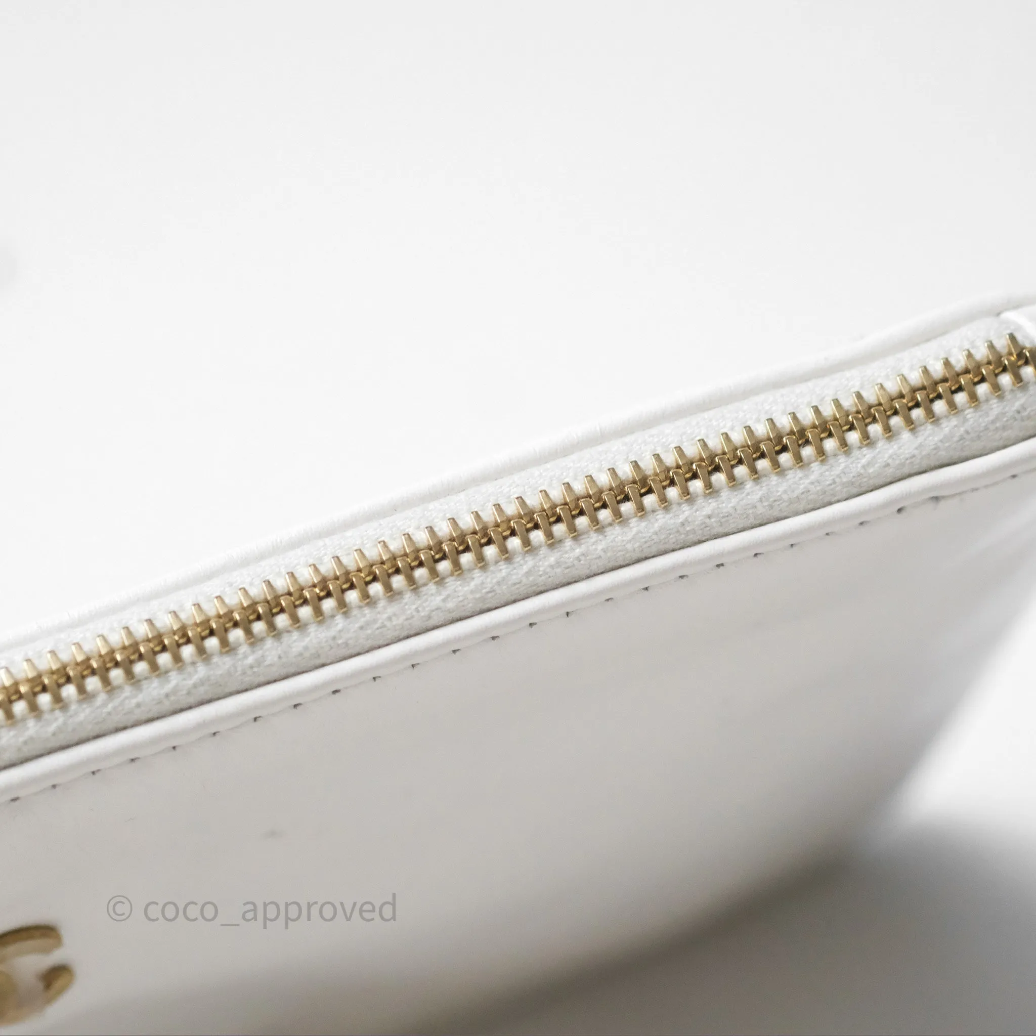 Chanel 22 Medium White Shiny Crumpled Calfskin Aged Gold Hardware