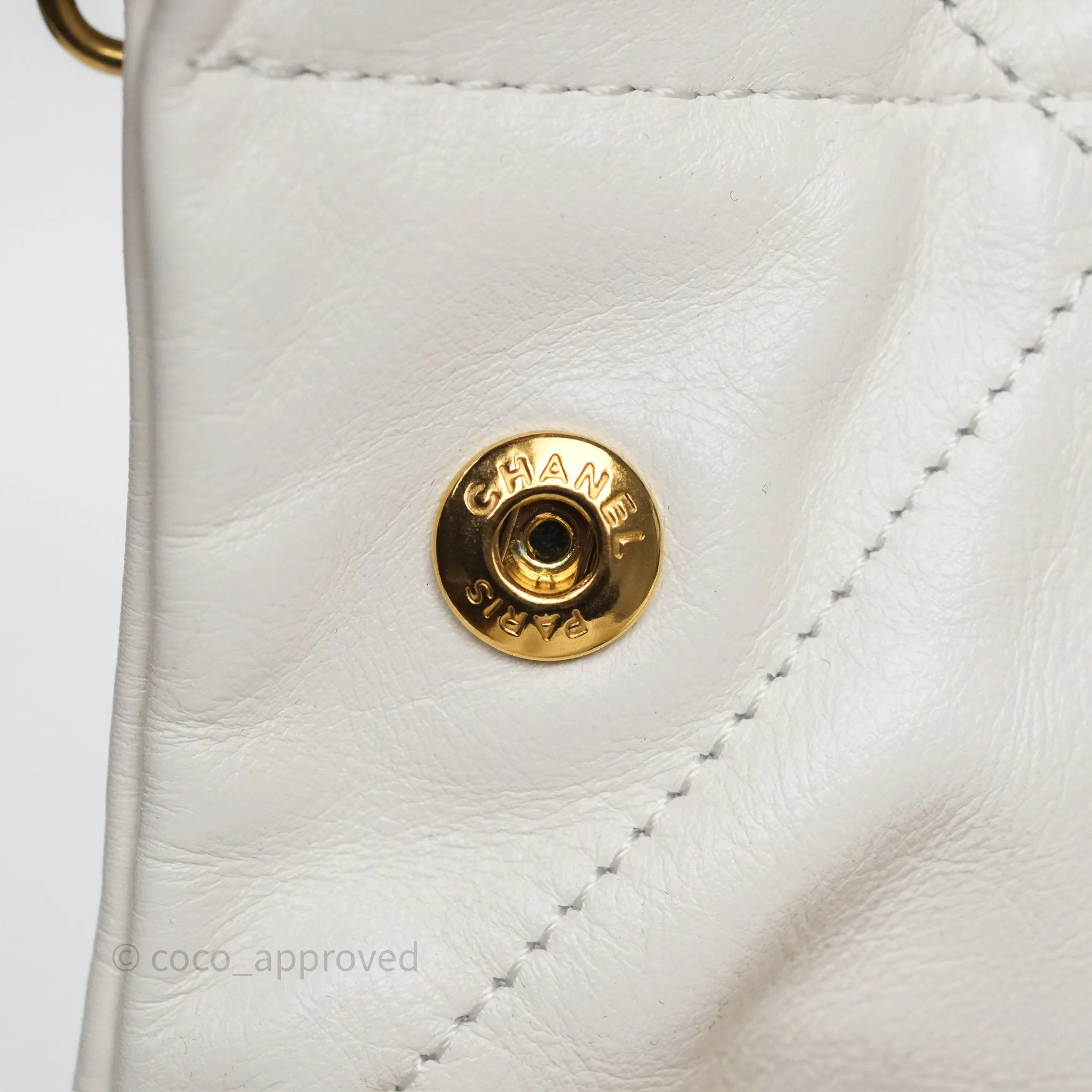 Chanel 22 Medium White Shiny Crumpled Calfskin Aged Gold Hardware