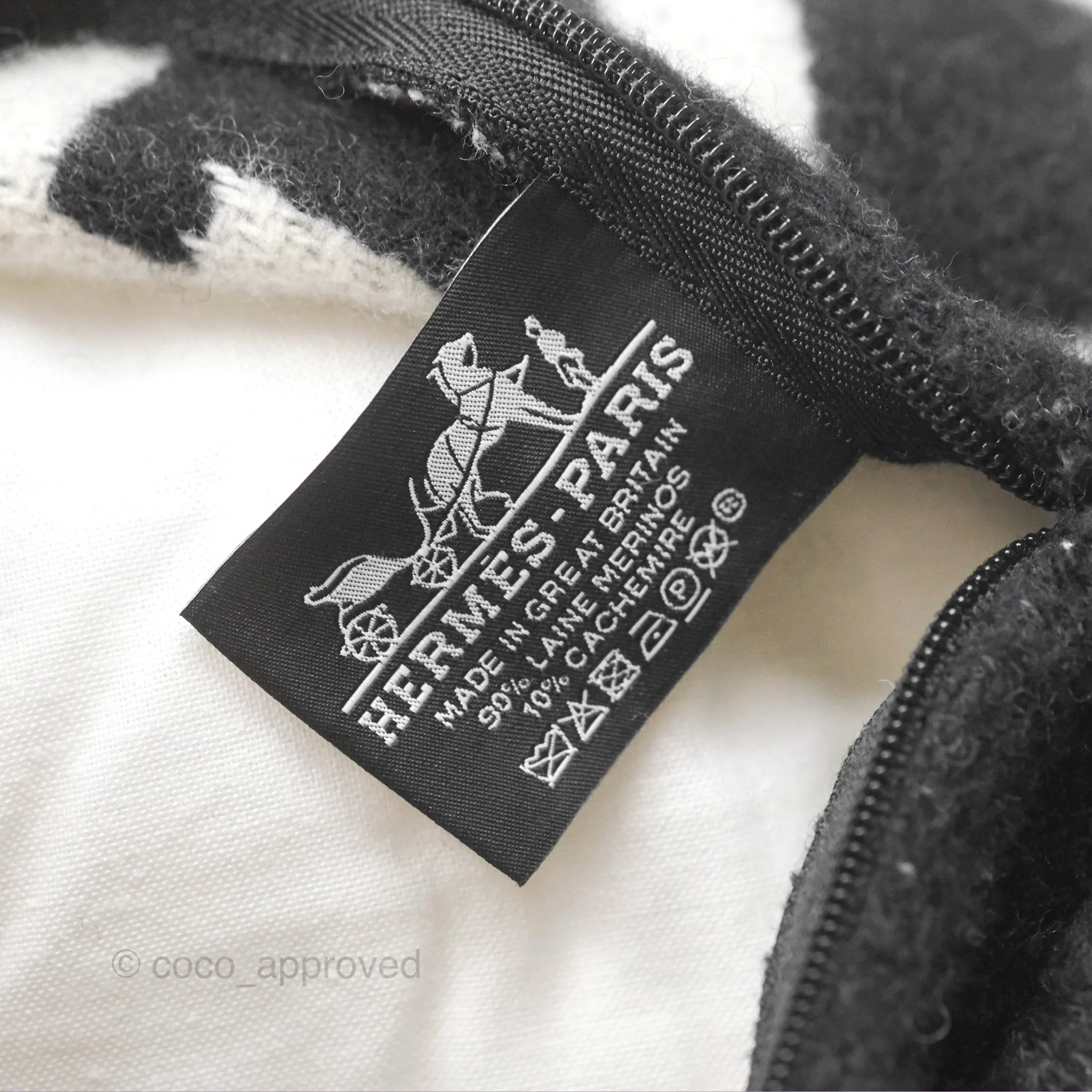 Hermes Small Avalon III Pillow cru Noir
